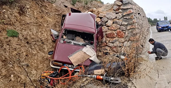 kutahyada istinat duvarina carpan arabanin soforu ile esi oldu 2 eKbfjCWO