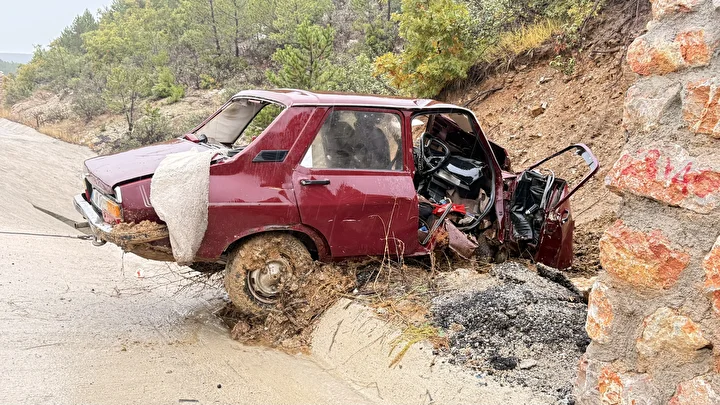 kutahyada istinat duvarina carpan arabanin soforu ile esi oldu 4 s3pfEkNH