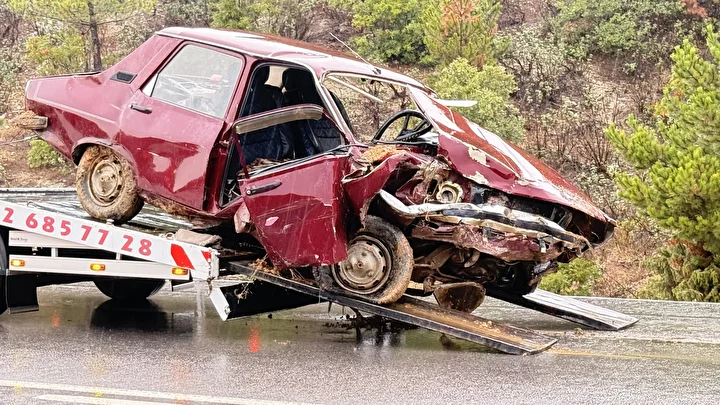 kutahyada istinat duvarina carpan arabanin soforu ile esi oldu 5 IAEzW6R8