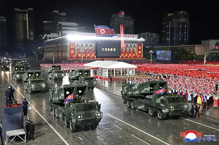 kuzey koreden dunyaya govde gosterisi hwasong 20 birinci kere sahnede 2