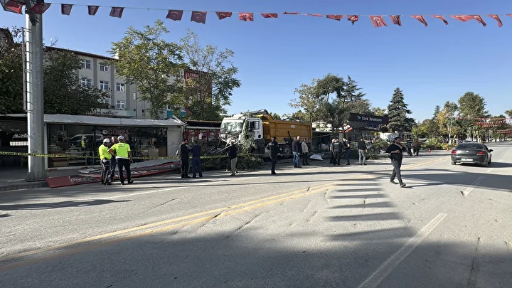 Malatya'da feci kaza: Freni arızalanan kamyon 7 konteyner iş yerine çarptı 3 malatyada feci kaza freni arizalanan kamyon 7 konteyner is yerine carpti 2 sZynl6Np