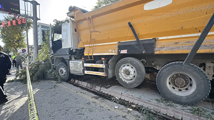 Malatya'da feci kaza: Freni arızalanan kamyon 7 konteyner iş yerine çarptı 4 malatyada feci kaza freni arizalanan kamyon 7 konteyner is yerine carpti 3 5fqzGUeE