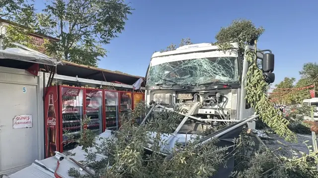 Malatya’da feci kaza: Freni arızalanan kamyon 7 konteyner iş yerine çarptı malatyada feci kaza freni arizalanan kamyon 7 konteyner is yerine carpti rfBhY3m4.webp
