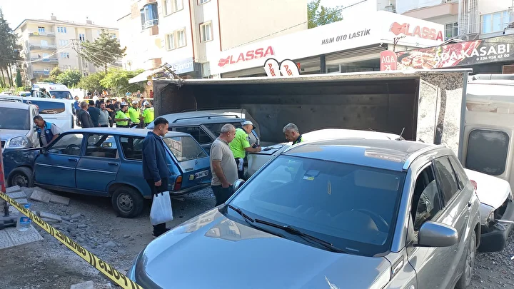 malatyada freni arizalanan kamyon ortaligi savas alanina cevirip 15 araca carpti 5 yarali 3 9nXUjGOf