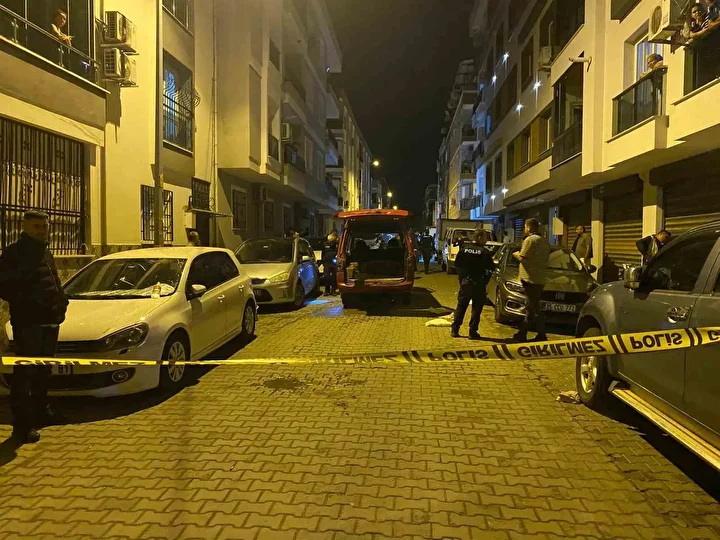 Manisa’da araca silahlı taarruz: Yaralılar var 3 manisada araca silahli taarruz yaralilar var 2 sKReFKIm