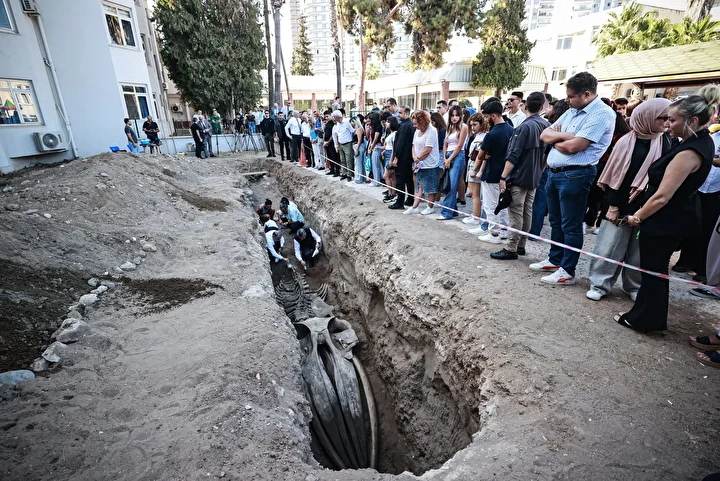 mersinde 4 yil evvel gomulmustu uzunlugu tam 14 metre fin balinasinin iskeleti topraktan cikariliyor FTh3ZQip