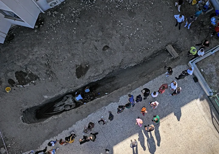 mersinde 4 yil evvel gomulmustu uzunlugu tam 14 metre fin balinasinin iskeleti topraktan cikariliyor RaZWLY5U