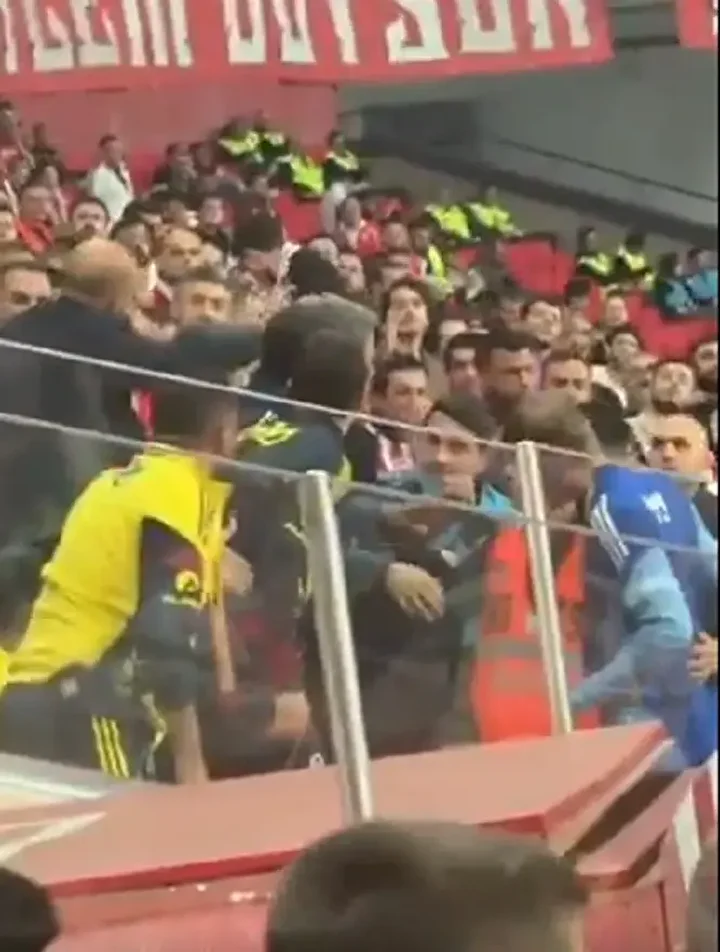 mert hakan yandas samsunsporlu taraftarla tartisti tribunler karisti goruntu 1 CsRYEh3O