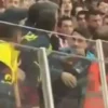 mert hakan yandas samsunsporlu taraftarla tartisti tribunler karisti goruntu SDttDhQb.webp