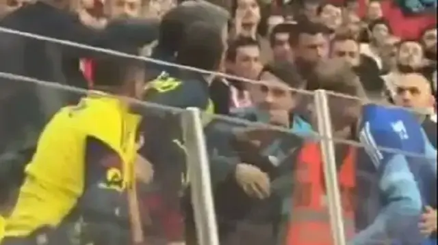 mert hakan yandas samsunsporlu taraftarla tartisti tribunler karisti goruntu SDttDhQb.webp