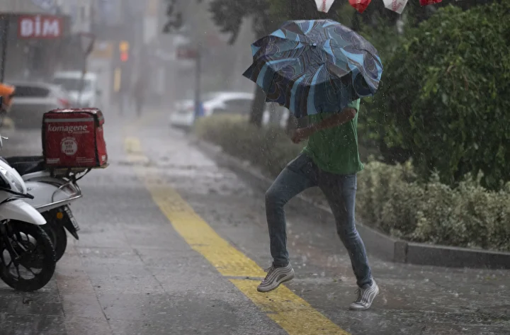 Meteorolojiden çok kuvvetli yağış uyarısı: 9 vilayette alarm 6 meteorolojiden cok kuvvetli yagis uyarisi 9 vilayette alarm 5 jKS2Nqsa