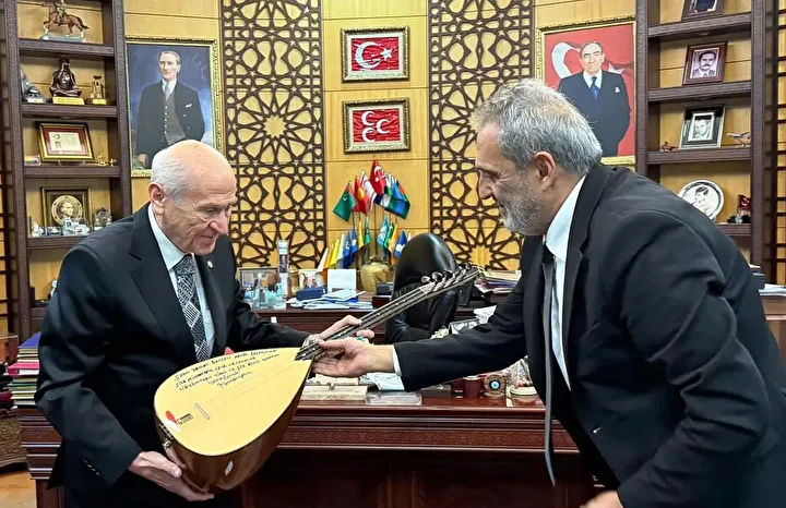 mhp genel baskani bahceli yavuz bingolu makaminda agirladi sanatci bahceliye baglamasini armagan etti 1 3XCqOj2s