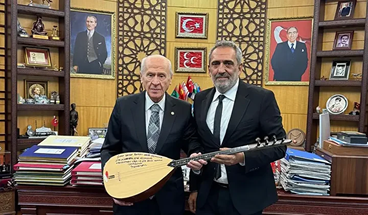 mhp genel baskani bahceli yavuz bingolu makaminda agirladi sanatci bahceliye baglamasini armagan etti 3 gZ4gVYSS