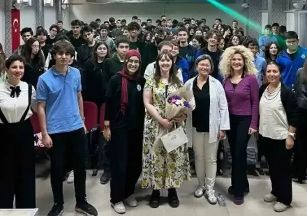 Öğrenciler için ikili kazanım: Hem bilim hem İngilizce pratiği ogrenciler icin ikili kazanim hem bilim hem ingilizce pratigi RWwiy1ug.webp
