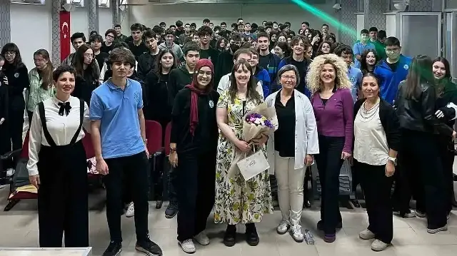 ogrenciler icin ikili kazanim hem bilim hem ingilizce pratigi RWwiy1ug.webp
