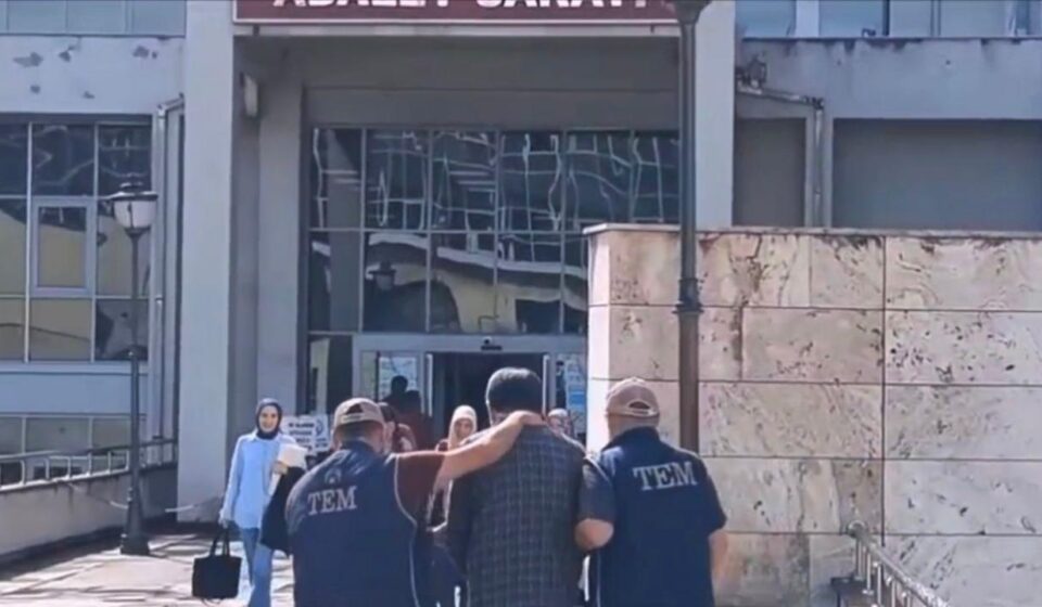 Osmaniye’de FETÖ firarisi 9 yıl sonra yakalandı osmaniyede feto firarisi 9 yil sonra yakalandi b2t2fFS1.jpg
