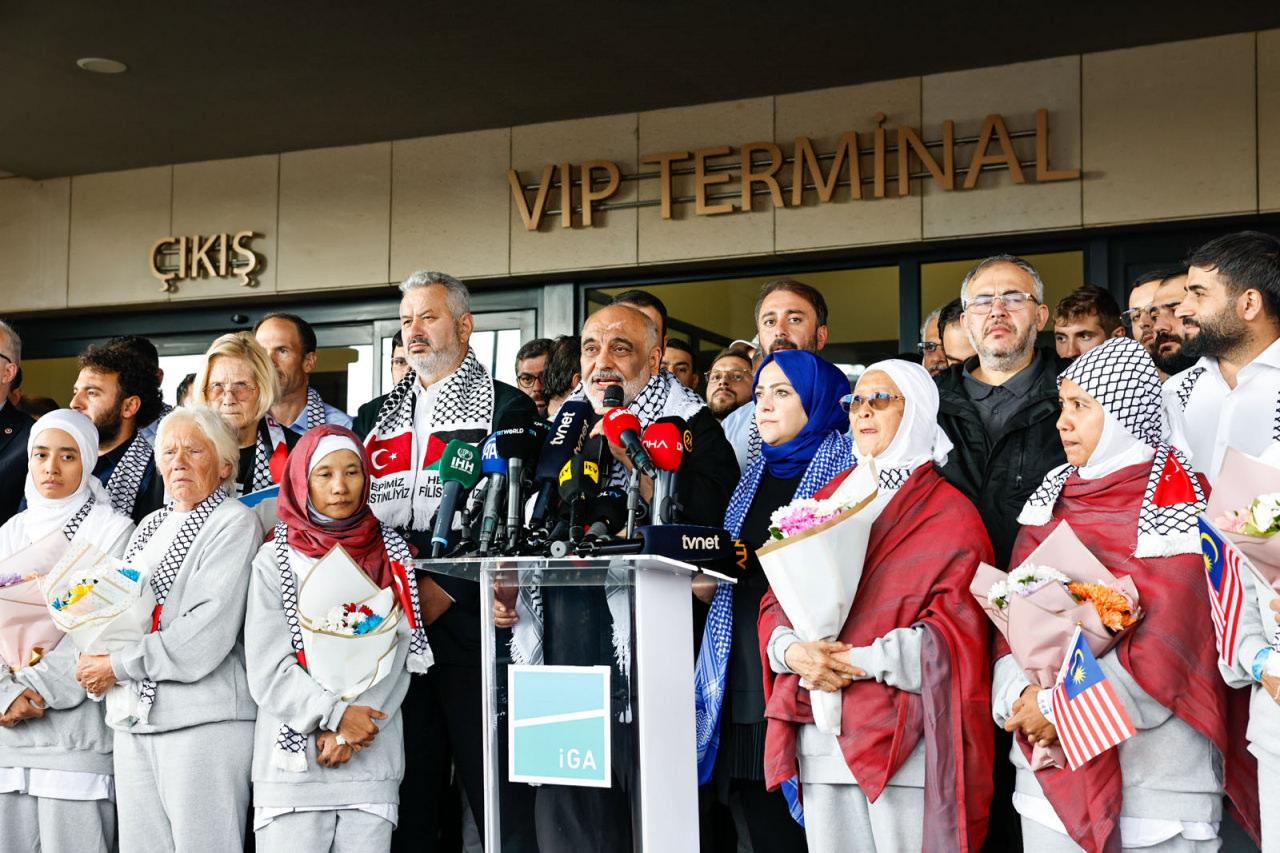 ozgurluk filosu aktivistleri istanbul havalimaninda karsilandi 1 RGhI99gC