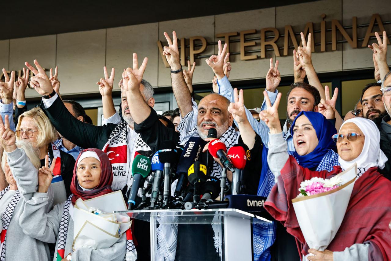 ozgurluk filosu aktivistleri istanbul havalimaninda karsilandi 2 bSKBrVD5