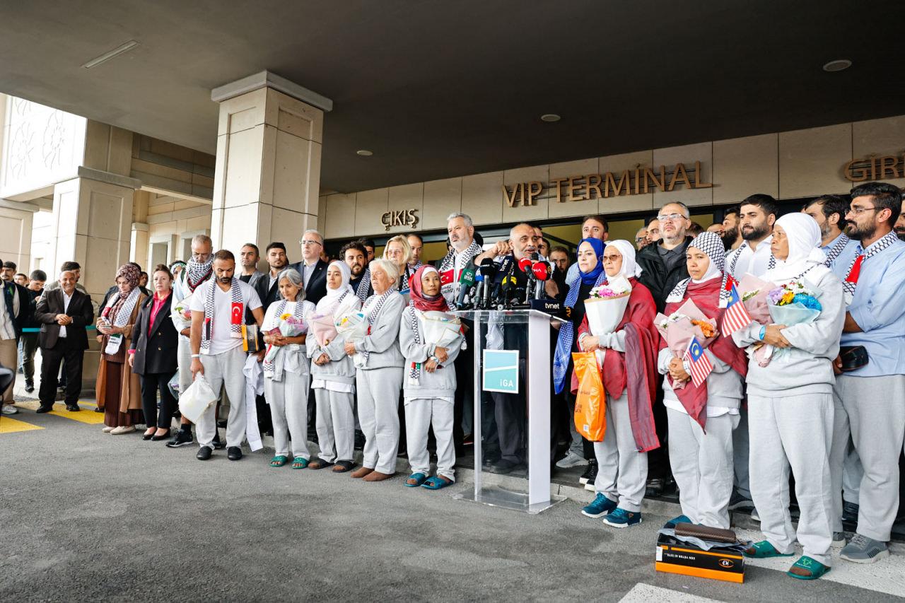 ozgurluk filosu aktivistleri istanbul havalimaninda karsilandi 3 K5JlWuwr