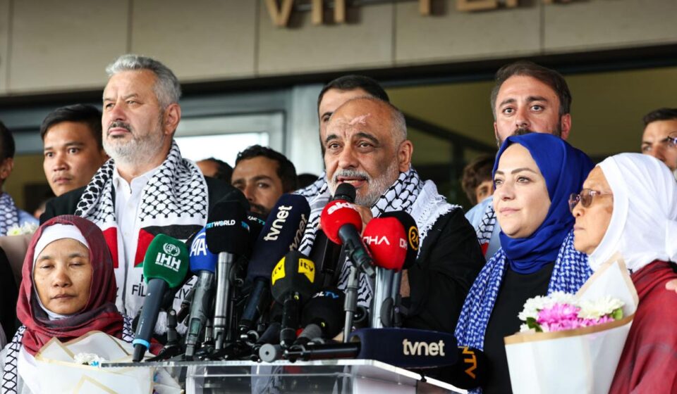 ozgurluk filosu aktivistleri istanbul havalimaninda karsilandi Ql8j2tmF.jpg