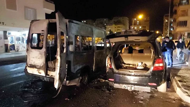 Park halindeki minibüs alev topuna döndü 3 park halindeki minibus alev topuna dondu 2 5259mkYN