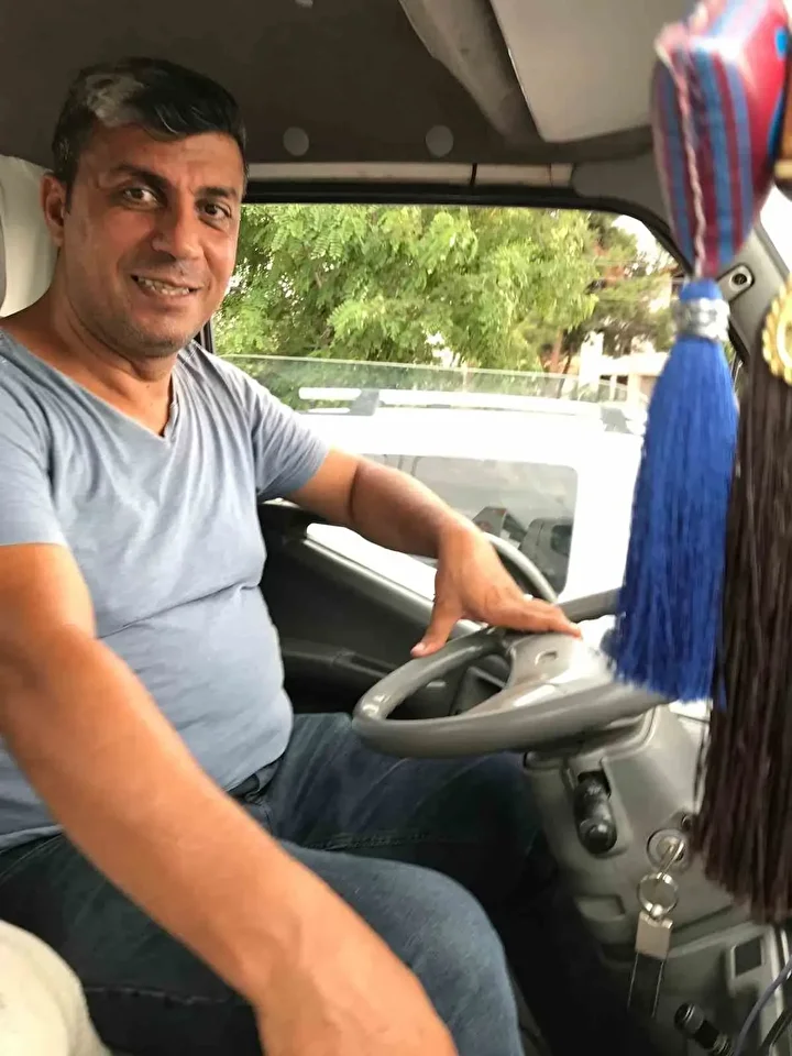 Paylaştığı fotoğraf ailesini parçaladı: Baba cezaevine girdi üç çocukla ortada kaldı 3 paylastigi fotograf ailesini parcaladi baba cezaevine girdi uc cocukla ortada kaldi 2 pkmFufGW