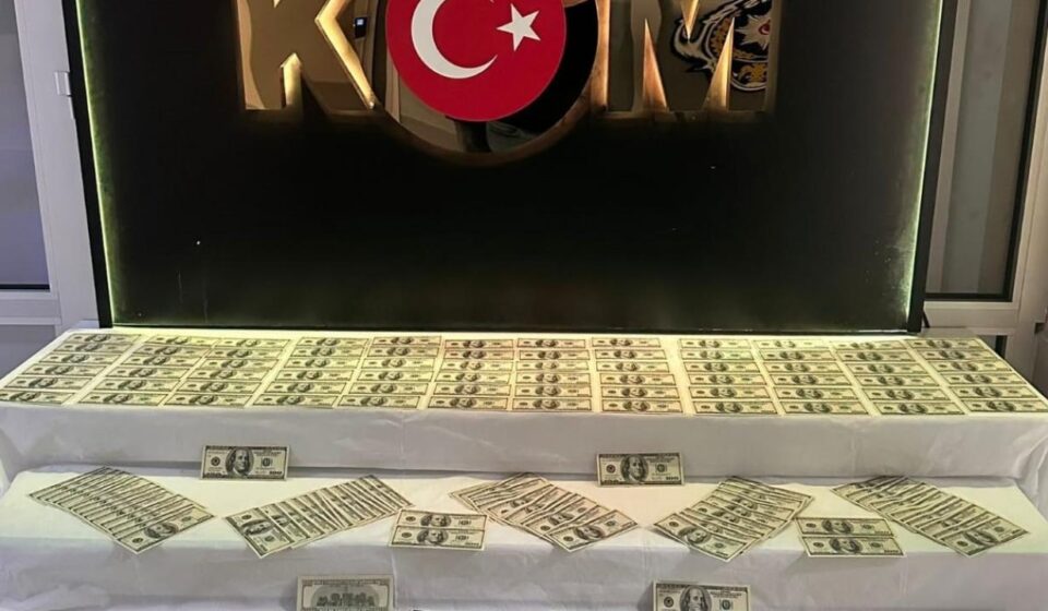 Piyasaya süreceklerdi! 35 bin 100 dolar pahasında geçersiz banknot ele geçirildi piyasaya sureceklerdi 35 bin 100 dolar pahasinda gecersiz banknot ele gecirildi sGIwNGQq.jpg