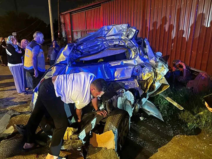 sakaryada araba kagit uzere ezildi sofor yuruyerek ambulansa gitti 0 b2TAYTvc