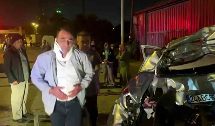 sakaryada araba kagit uzere ezildi sofor yuruyerek ambulansa gitti 1 6s56HSsO