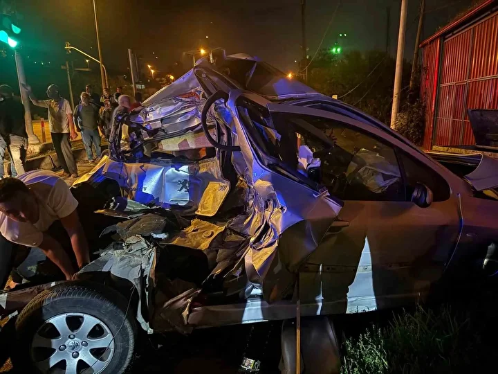 sakaryada araba kagit uzere ezildi sofor yuruyerek ambulansa gitti 2 1FTn9tjP