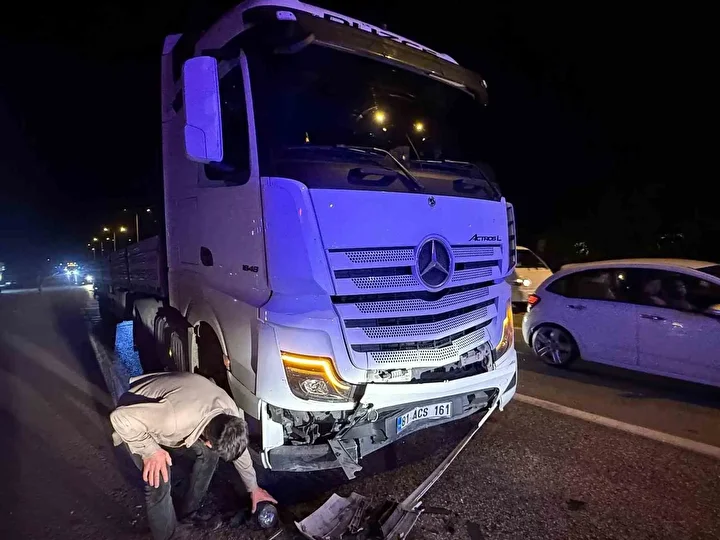 sakaryada araba kagit uzere ezildi sofor yuruyerek ambulansa gitti 3