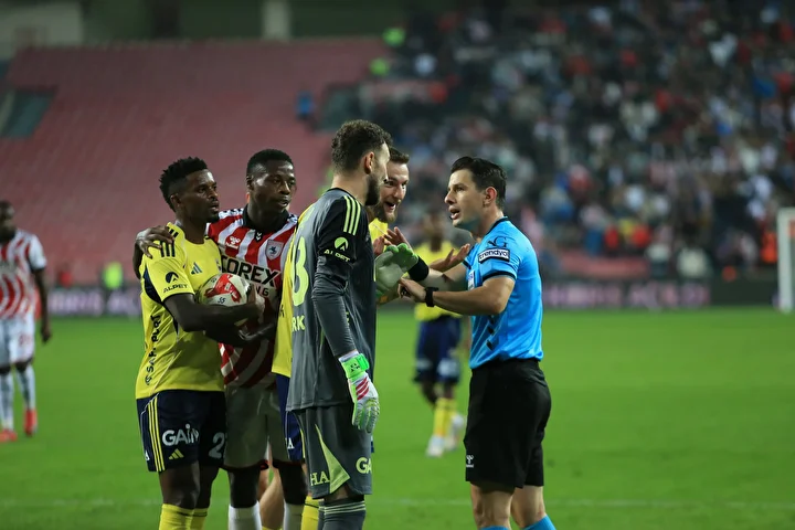 Samsunspor-Fenerbahçe maçının tartışmalı konumları için eski hakemler ne dedi? UEFA'nın yorumu ortaya çıktı 1 samsunspor fenerbahce macinin tartismali konumlari icin eski hakemler ne dedi uefanin yorumu ortaya cikti 0 U2WL6Gcl