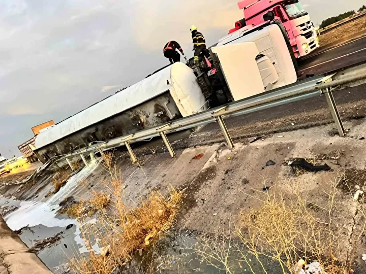Şanlıurfa’da mazot yüklü tanker arabaya çarptı: Yaralılar var 1 sanliurfada mazot yuklu tanker arabaya carpti yaralilar var 0 AvdzYdbG