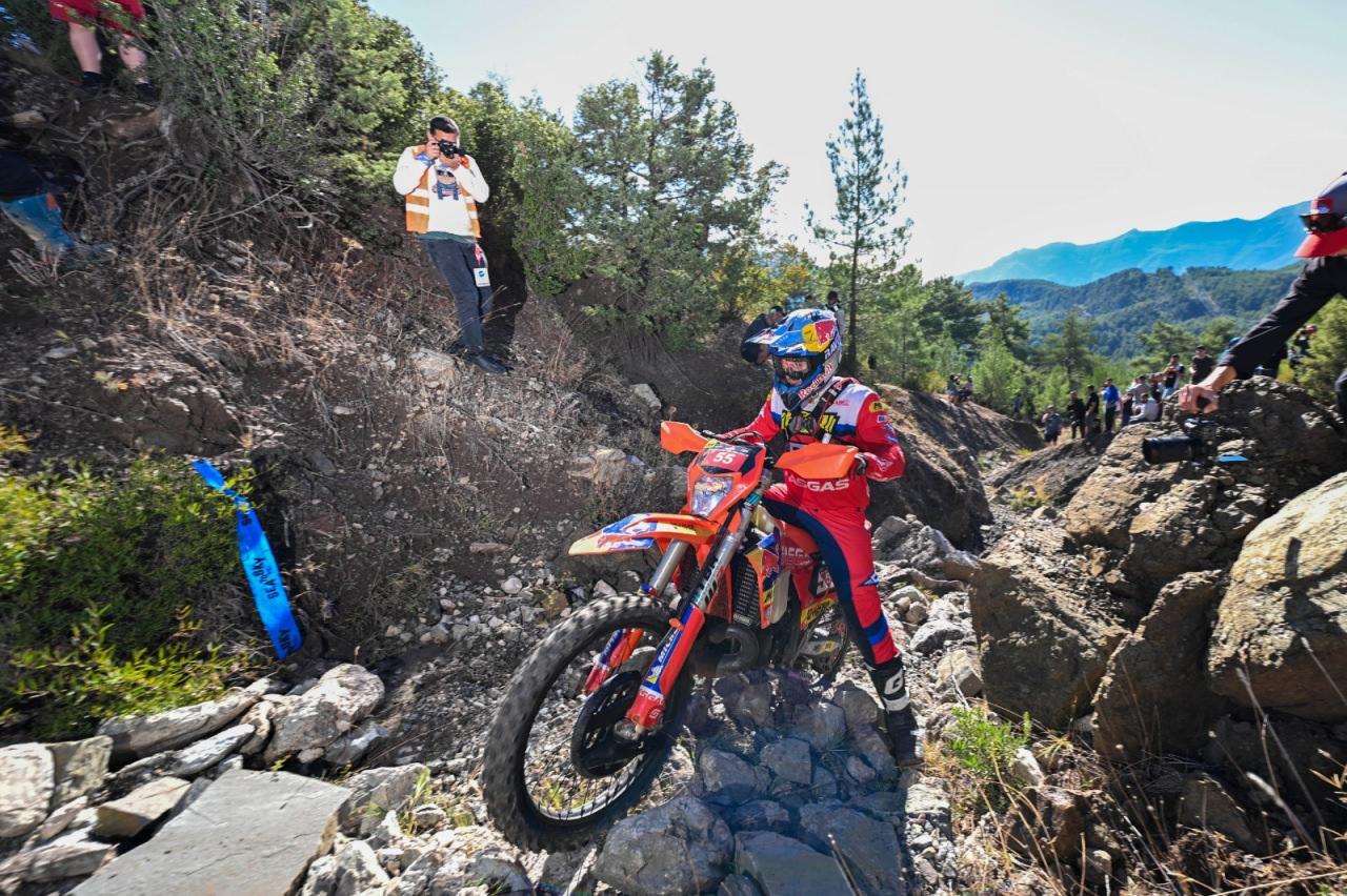 sea to sky enduro motosiklet yarisinin orman etabinda onder manuel lettenbichler 0