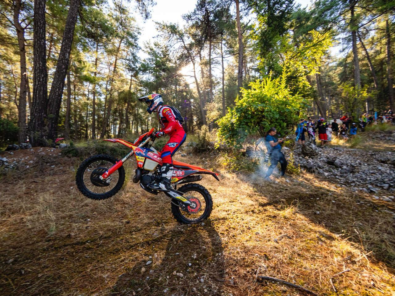 sea to sky enduro motosiklet yarisinin orman etabinda onder manuel lettenbichler 2