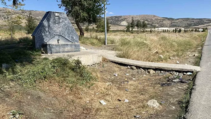 sehidin hayrina yapilan cesmeye buyuk saygisizlik ucuncu kere tahrip edildi yaramizi desiyorlar 8 ZV6POPD5