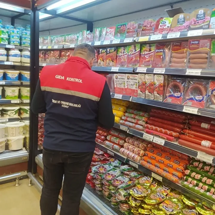 Siirt’te pastaneler fırınlar marketler denetlendi: 24 işletmeye 3,5 milyon lira ceza kesildi 3 siirtte pastaneler firinlar marketler denetlendi 24 isletmeye 35 milyon lira ceza kesildi 2 jFOunFis