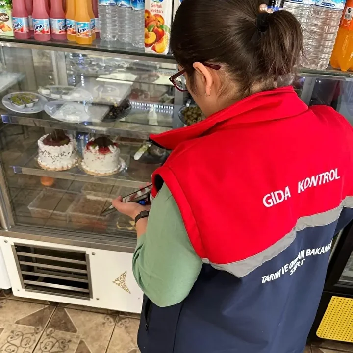 Siirt’te pastaneler fırınlar marketler denetlendi: 24 işletmeye 3,5 milyon lira ceza kesildi 4 siirtte pastaneler firinlar marketler denetlendi 24 isletmeye 35 milyon lira ceza kesildi 3 Cwrt2tU2