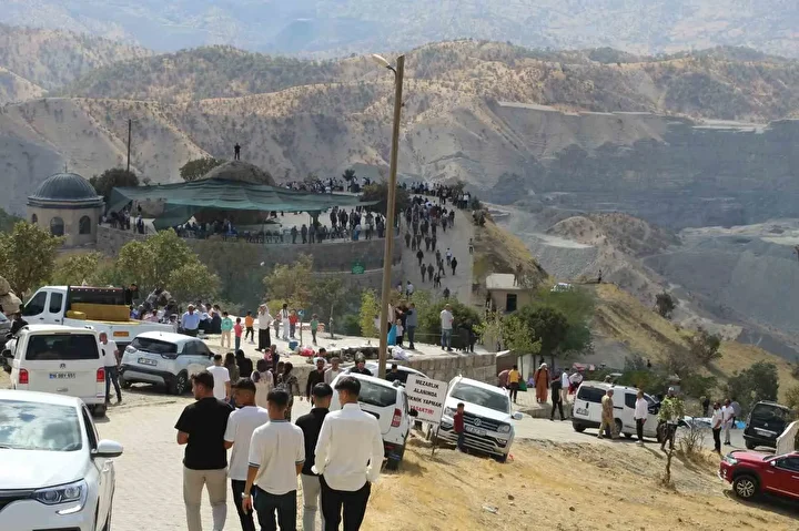 sirnakta 325 yillik mezarlik ziyareti gelenegi unutulmadi 13 bin kisi katildi 0