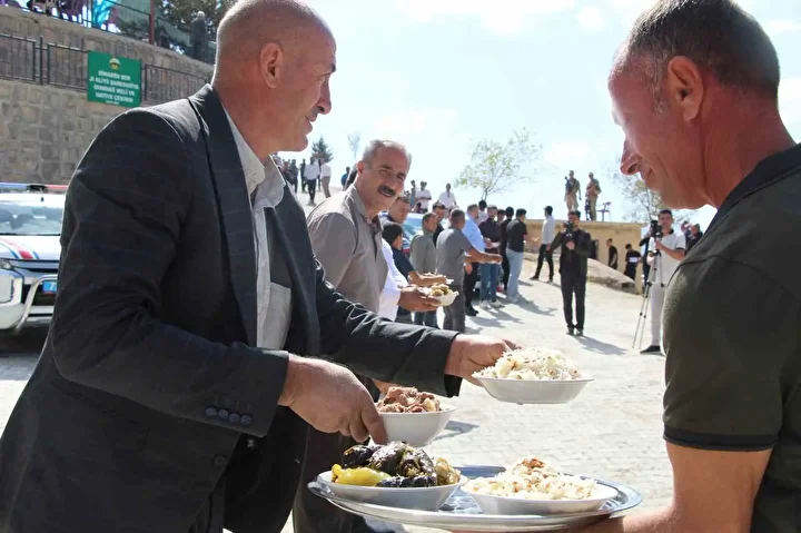 sirnakta 325 yillik mezarlik ziyareti gelenegi unutulmadi 13 bin kisi katildi 3 vqnhUXKl