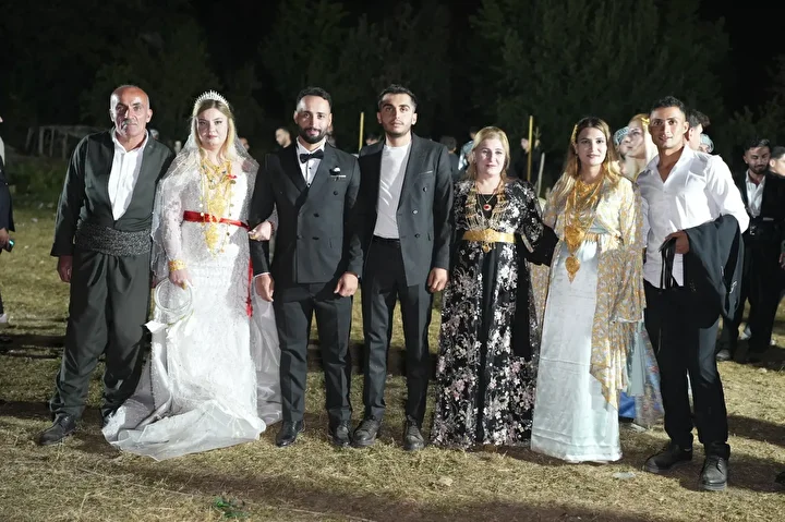 sirnaktaki dugunde gelin ve damada 3 milyon lira ve 15 kilo altin takildi 1 dDV8MJEF