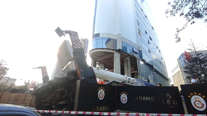 Şişli'de inşaat alanındaki vinç öğrenci yurduna devrildi 1 sislide insaat alanindaki vinc ogrenci yurduna devrildi 0 pDn6XFvg