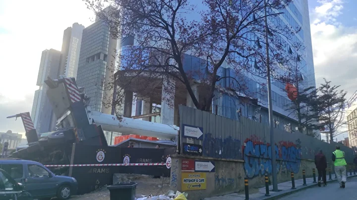 Şişli'de inşaat alanındaki vinç öğrenci yurduna devrildi 2 sislide insaat alanindaki vinc ogrenci yurduna devrildi 1 LrJhZzzj