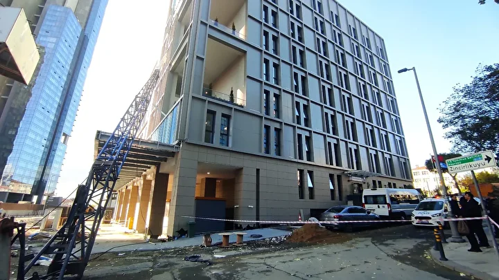 Şişli'de inşaat alanındaki vinç öğrenci yurduna devrildi 3 sislide insaat alanindaki vinc ogrenci yurduna devrildi 2