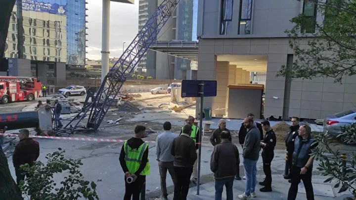Şişli'de inşaat alanındaki vinç öğrenci yurduna devrildi 4 sislide insaat alanindaki vinc ogrenci yurduna devrildi 3 WNMAKEE6