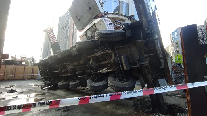 Şişli'de inşaat alanındaki vinç öğrenci yurduna devrildi 5 sislide insaat alanindaki vinc ogrenci yurduna devrildi 4