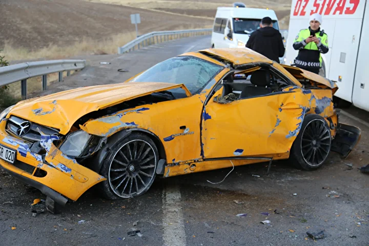 sivasta iki arabanin carpistigi kazada iki kisi agir yaralandi 2 agI2ttS1
