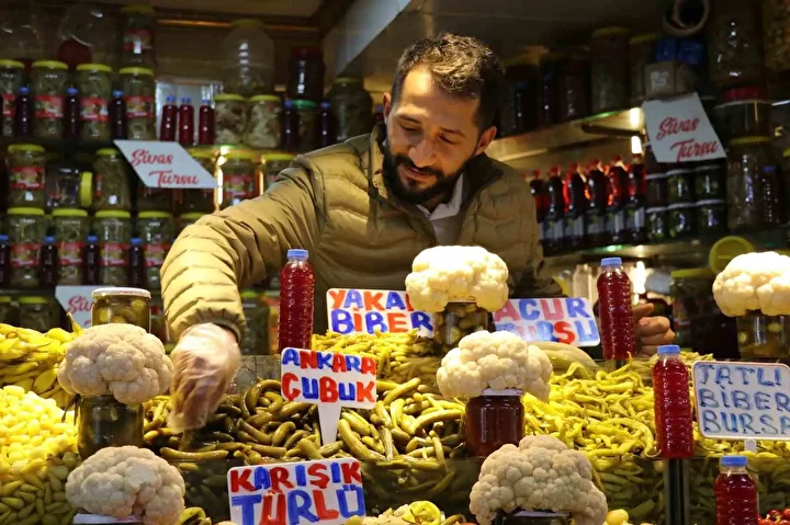 sofralarin vazgecilmezi tursular tezgahlari renklendirmeye basladi 1 47HwKYTF