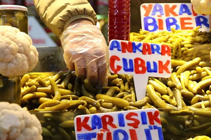 sofralarin vazgecilmezi tursular tezgahlari renklendirmeye basladi 5 HwzBum1a