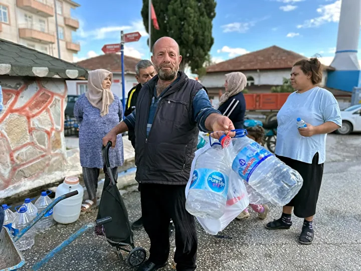 Su zahmeti bir kente daha sıçradı, bidonu kapan kuyruğa koştu: 'Bize adeta ‘yağmurlu havada size su yok’ dendi' 3 su zahmeti bir kente daha sicradi bidonu kapan kuyruga kostu bize adeta yagmurlu havada 2QDkOOeZ
